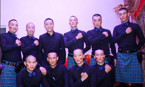 Tuấn Hưng ngỡ ngàng trước loạt fan ...