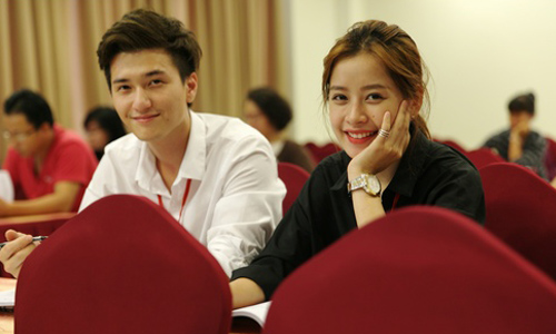 Huỳnh Anh điển trai bên Chi Pu ...