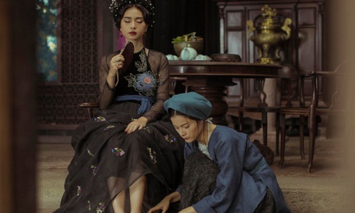 Hạ Vi ngồi dưới sàn rửa chân cho Ngô ...