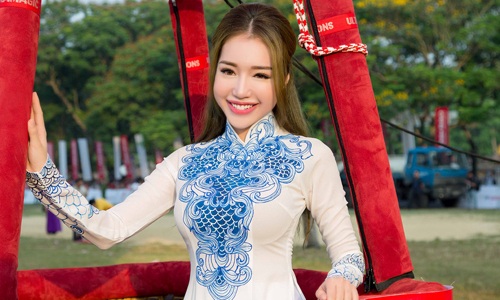 Elly Trần duyên dáng dự sự kiện ở ...