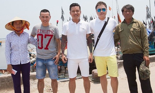 Tuấn Hưng đá bóng từ thiện, ủng hộ ...